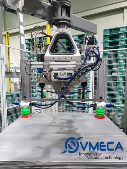 Urządzenie z systemem próżniowym do przenoszenia arkuszyt